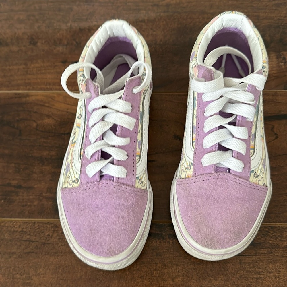 Vans toddler 11.5. Very GUC. Rarely worn before outgrowing.